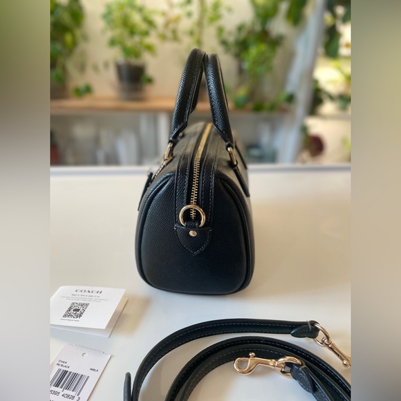 Coach mini Rowan 
New
Black with gold hardware - Picture 5 of 16